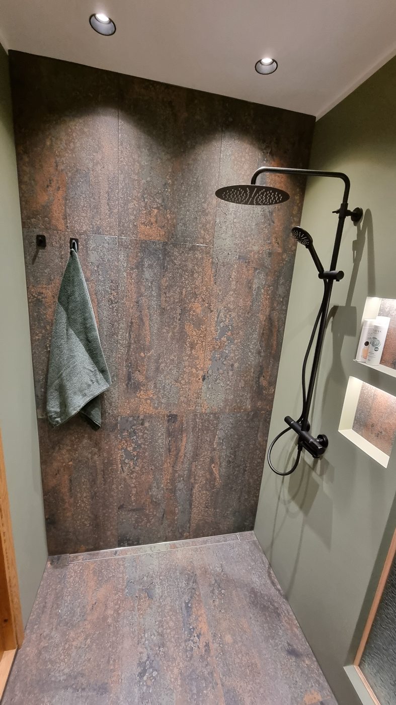 Disain-vannituba musta segistiga